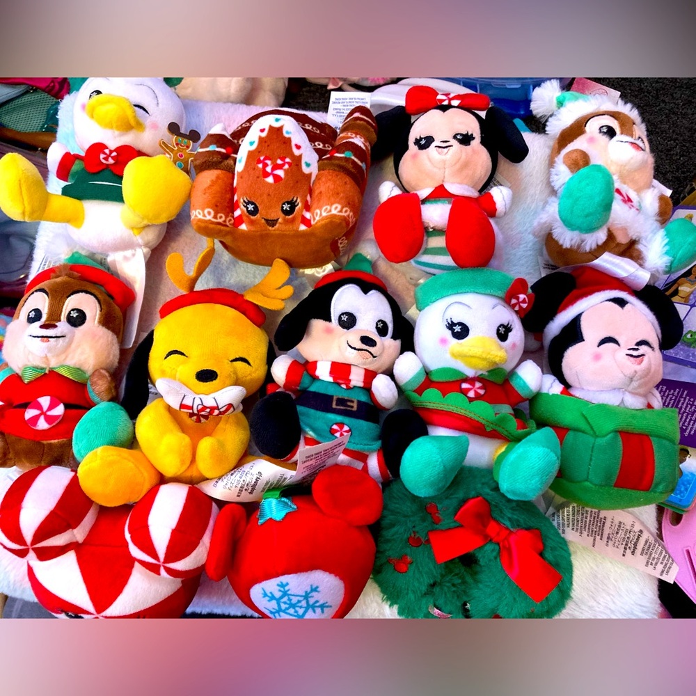 Disney holiday Wishables full set
